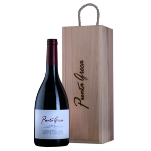 Boca vina Punta Greca 2023 s vidljivom etiketom, uz pripadajuću kutiju, na bijeloj pozadini.