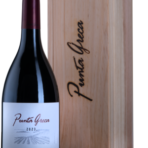 Boca vina Punta Greca 2023 s vidljivom etiketom, uz pripadajuću kutiju, na bijeloj pozadini.